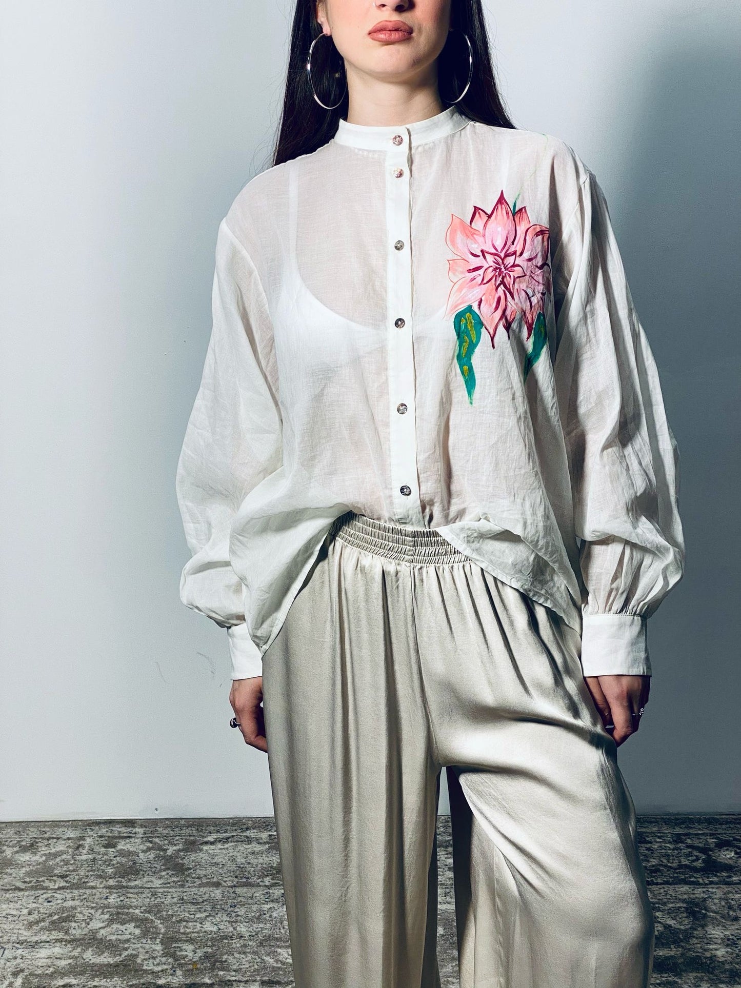 SOUVENIR Camicia con fiore dipinto a mano