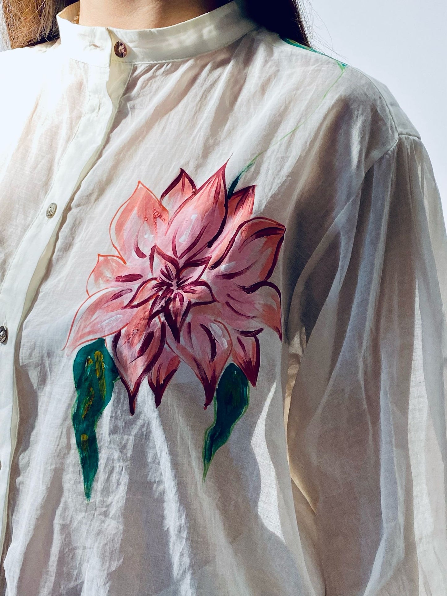 SOUVENIR Camicia con fiore dipinto a mano
