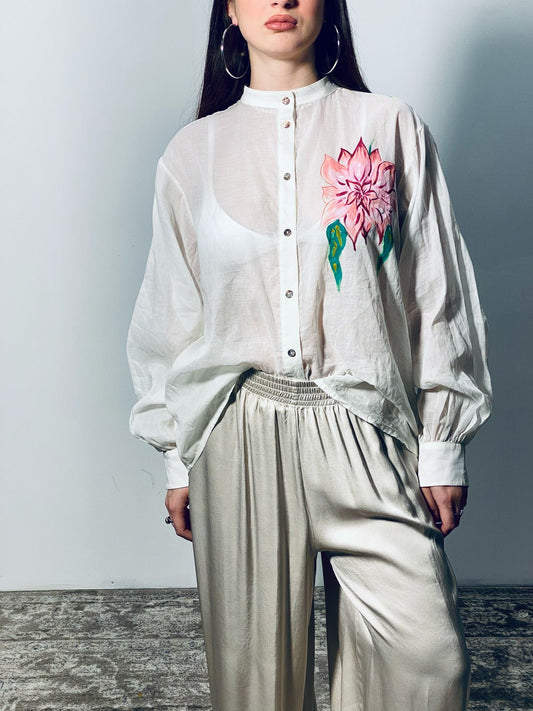 SOUVENIR Camicia con fiore dipinto a mano